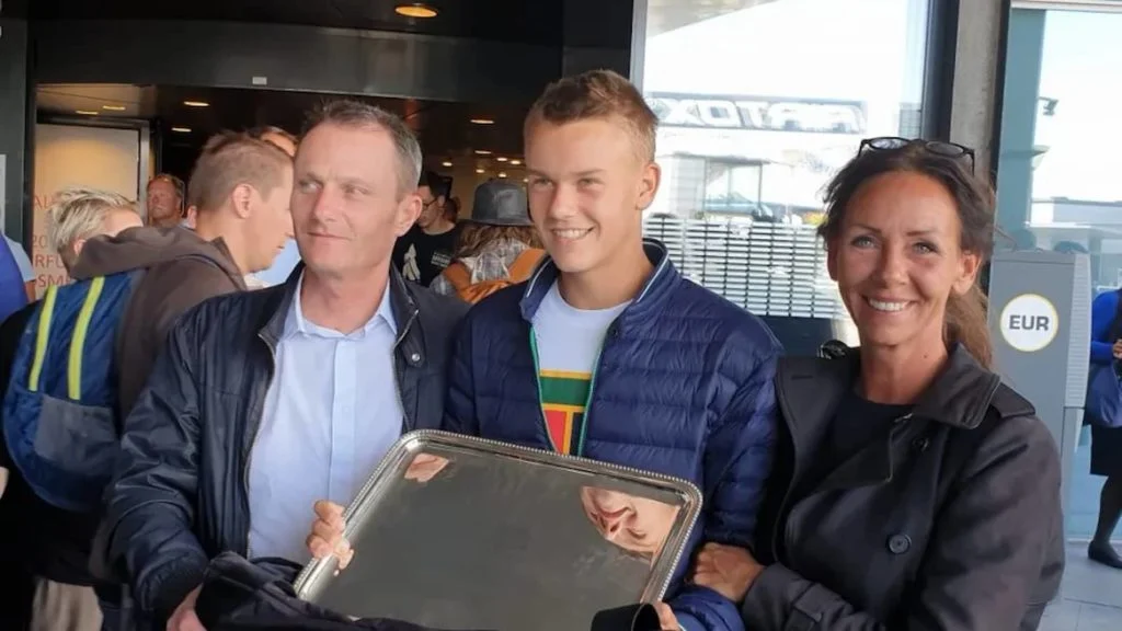 Holger Rune with parents